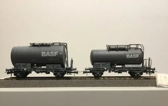 Roco H0 - 44021 - Goederenwagenset - Set met 4 ketelwagens "Basf". - DB