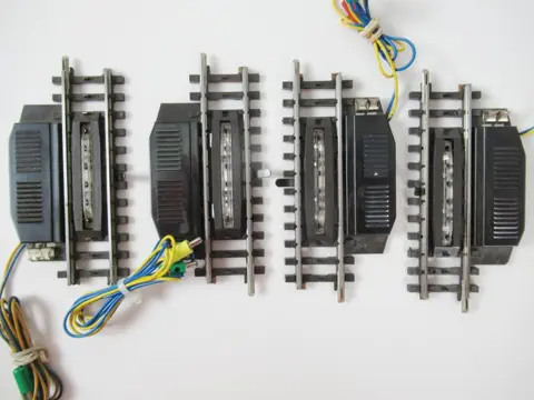 Märklin H0 - 2260/2261/2297 - Rails - 5x electrische wissels en 4 electrische ontkoppelrails