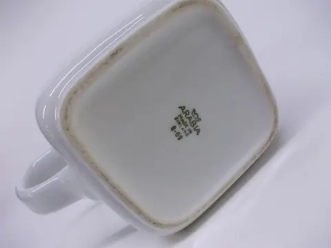 Various whisky brands - 7 water jugs & 1 ashtray - Volume N/A