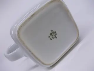 Various whisky brands - 7 water jugs & 1 ashtray - Volume N/A