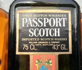 Johnnie Walker Red Label & Passport Scotch Red Label, Passport - Original bottling - b. Jaren 1960, Jaren 1970 - 26 1/2 Ounces, 75cl - 3 flessen