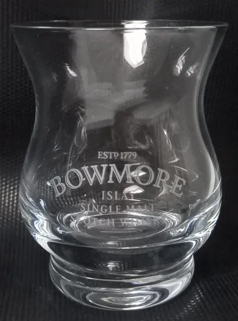 Mixed lot: 8x Bowmore whisky glasses + Bruichladdich rubber bar mat + cufflinks + whisky book - Non food