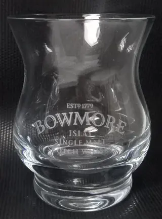 Mixed lot: 8x Bowmore whisky glasses + Bruichladdich rubber bar mat + cufflinks + whisky book - Non food