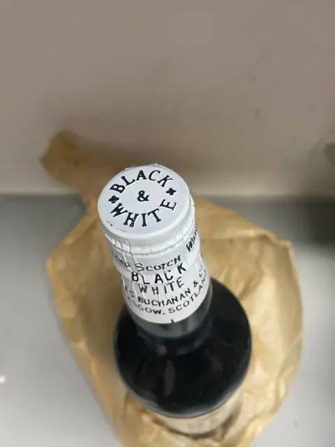 Black & White Special Blend - Spring Cap - b. late 1960s - 75cl