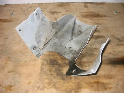 Cowl under Suzuki GSX R 750 1996 - 2000