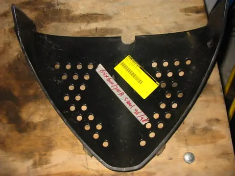 Cowl V shape under Suzuki GSX R 750 1996 - 2000