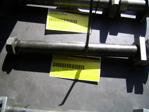 Rear axle Yamaha YZF R6 1998 - 2002