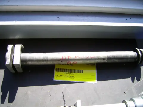 Rear axle Suzuki GSX R 750 1996 - 2000