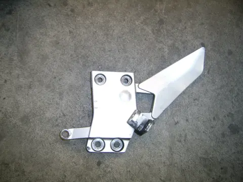 Main step holder left Yamaha FJR 1300 2001 - 2002