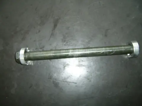 Rear axle Aprilia RSV 1000 2001 - 2003