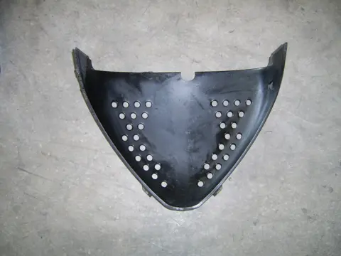 Cowl V shape under Suzuki GSX R 600 1995 - 2000
