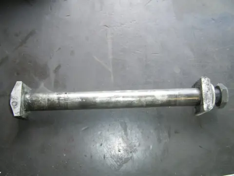 Rear axle Suzuki GSX R 600 1995 - 2000