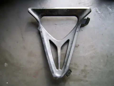 Cowl V shape under Yamaha YZF R6 1998 - 2002