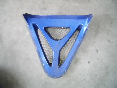 Cowl V shape under Yamaha YZF R1 1998 - 1999
