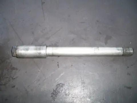 Axle front Suzuki GSF 1200 Bandit 2004 - 2006