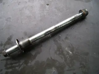 Axle front Suzuki GSX F 600 1988 - 1997