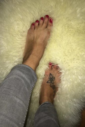 Zoek een kerel die van voeten kan genieten , footjob of mijn voeten wilt verwennen