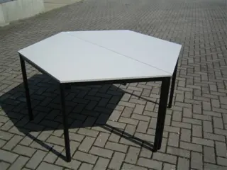 1x Conferentietafel 160x140cm.