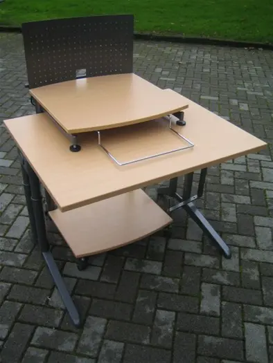 1x Computer tafel B100xD80cm.