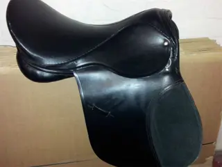 Zwart leren veelzijdigheidszadel 17.5 inch