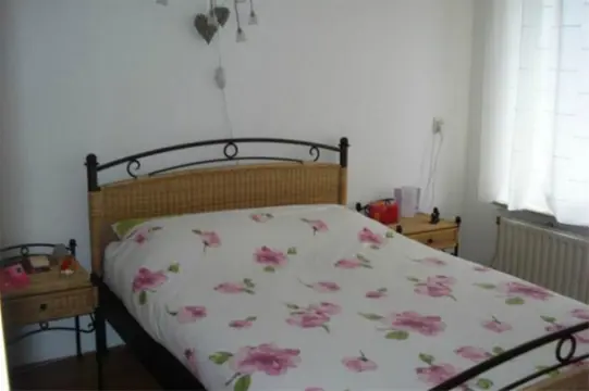 Bed 140x200 + 2 nachtkastjes + matrassen