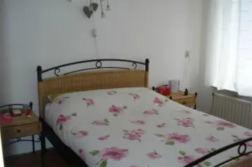 Bed 140x200 + 2 nachtkastjes + matrassen