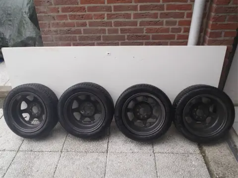 Te koop aangeboden: 4 lichtmetalen velgen met banden