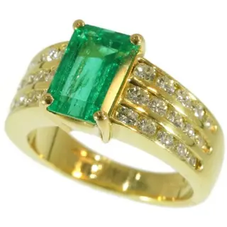 Kutchinsky's Green Splendour: 2.33ct Emerald Engagement Ring with Diamond Accents
