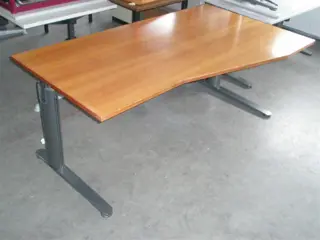 1xBureau 180x80/100cm.