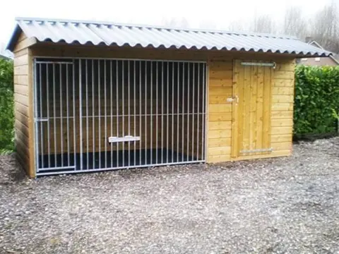 Hondenkennel Herta, met aangebouwd tuinhuis