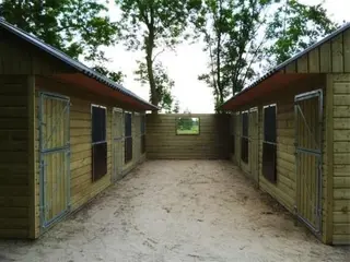 Op maat gemaakte houten paardenstal.