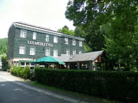 Voormalig hotel (36p) met 17 slpk en badk nabij La Roche