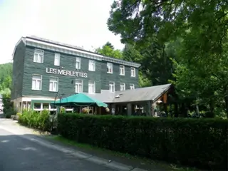 Voormalig hotel (36p) met 17 slpk en badk nabij La Roche