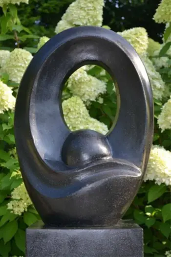 Abstract tuinbeeld, moderne tuinbeelden, massief steen