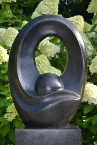 Abstract tuinbeeld, moderne tuinbeelden, massief steen