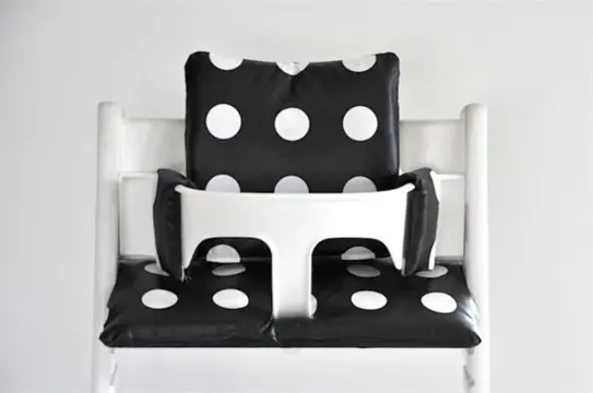 Stoelverkleiner kussen gecoat 'Black polka voor stokke