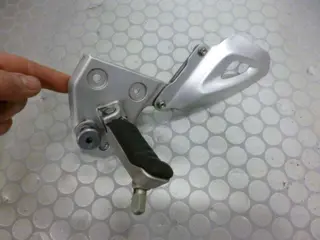 LINKER SCHETSPLAAT Triumph Tiger 1050 2007 - 2010