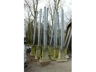 Stalen palen met betonnen voet