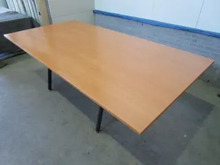 1x Vergadertafel 240x120cm.