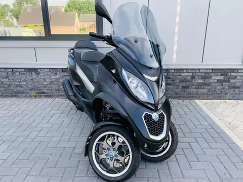 PIAGGIO MP3 300 LT 2017 ABS ASR SPORT AUTORIJBEWIJS PIAGGIO MP3 300 LT 2018 ABS ASR SPORT AUTORIJBEW
