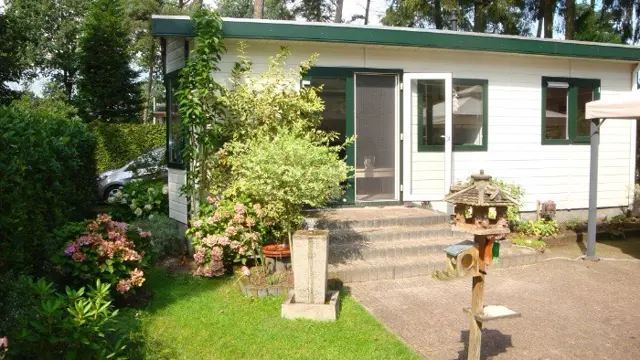 Te koop vakantiehuisje midden op de Veluwe met eigen grond