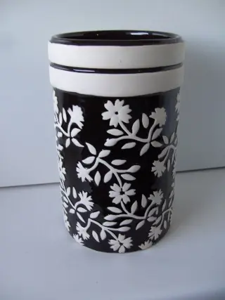 VAAS BLOEMPOT ZWART ECRU MET BLOEMEN 23 CM NIEUW