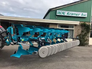 Kramer ECO ploeg EMMEGIEMME on land in de veur