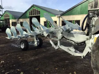 Kramer ERMO KLEIPLOEG 5 + 1 on land in de veur