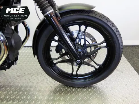 Moto Guzzi V7 (2015)