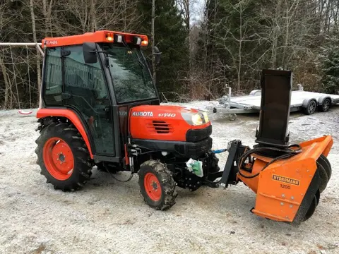 2011 Kubota STV40 tractor met sneeuwblazer en bezem