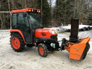 2011 Kubota STV40 tractor met sneeuwblazer en bezem