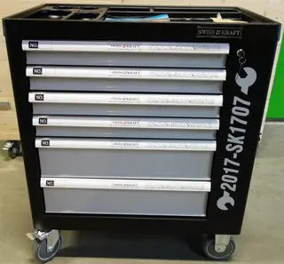 Gevulde gereedschapkar met zijdeur