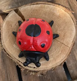 GIETIJZEREN LIEVEHEERSBEESTJE GEKLEURD MET LOSSE DEKSELTJE NIEUW