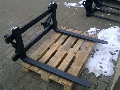 palletbord met palletlepels / palletvorken